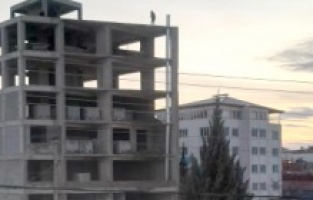 İnşaatın tepesine çıkarak canına kıymak istedi