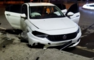Kaza yapan sürücü aracı bırakıp kaçtı