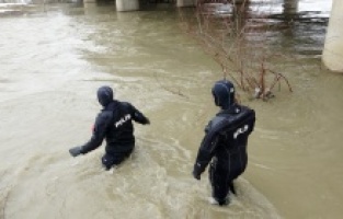 Adıyaman polisi  17 yaşındaki Yağmur'u nehirde arıyor