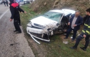 Minibüs ile otomobil çarpıştı: 1’i ağır 4 yaralı