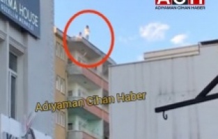 İki genç kız binanın tepesinde canına kıymak istedi
