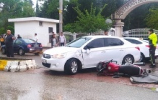 Motosiklet ile otomobil çarpıştı: 2 yaralı
