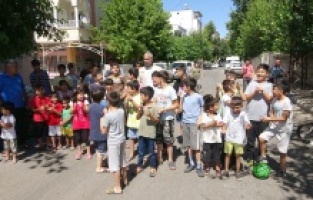 Çocuklar eylem yaparak ilin yöneticilerine seslendi