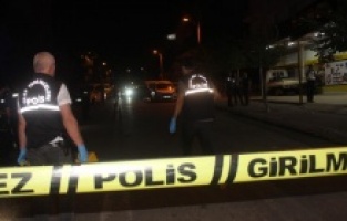 İçerisinde çalışanların olduğu markete silahlı saldırı