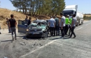 Otomobil ile kamyon çarpıştı: 4 yaralı