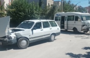 Otomobil ile yolcu minibüsü çarpıştı: 4 yaralı