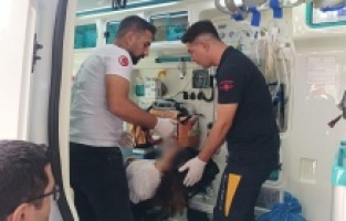 Başını duvarlara vurup saçlarını yoldu