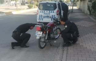 Çalıntı motosiklet ile asayiş resmi polis ekiplerinden kaçamadı.