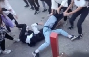 Kız öğrenciler ölesiye birbirine girdi erkekler seyretti