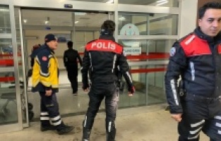 Kendine zarar veren şahıs hastaneye kaldırıldı