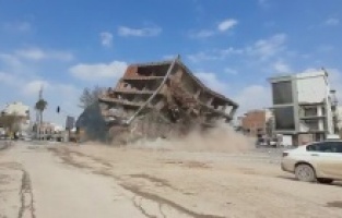 Yıllarca tamamlanmayan binayı iş makinesi yıktı
