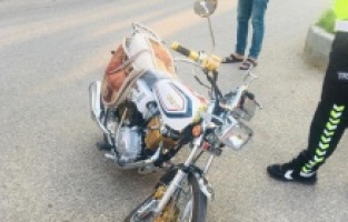 Motosiklet ile hafif ticari araç çarpıştı: 3 yaralı