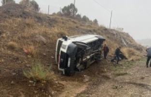 Minibüs şarampole devrildi: 2 yaralı