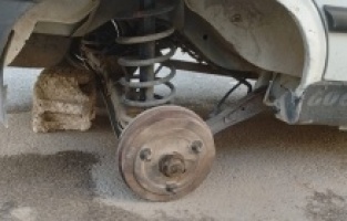 Park halindeki aracın tekeri çalındı