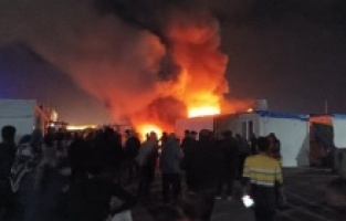 Depremzede ailenin konteyneri cayır cayır yandı