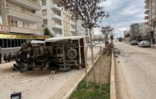 Ehliyetsiz sürücünün kullandığı kamyonet devrildi