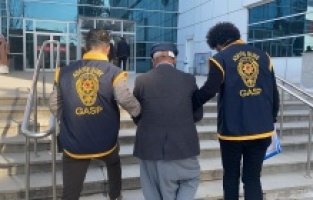 Eşini öldürdükten sonra pencereden etrafı izlemiş