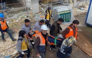 Merdivenden düşen işçi yaralandı