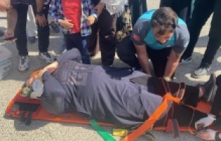 Motosiklet, anne ve oğluna çarptı: 2 yaralı