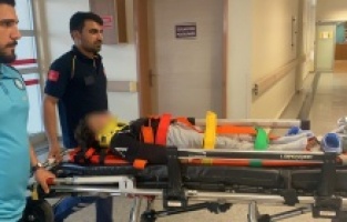 Motosikletle otomobil çarpıştı: 2 Yaralı  