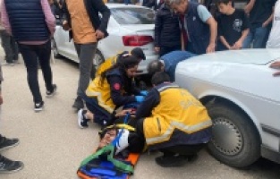 Motosikletle otomobilin çarpışma anı kameralara yansıdı