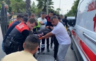 Yunus Polislerinin Motosikleti Devrildi: 2 Yaralı