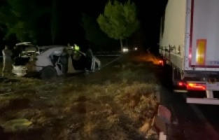 Otomobil ile Tır Çarpıştı: 1 Ölü, 3 Ağır Yaralı