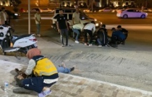 Motosiklet yolda bulunan levhaya çarptı: 2 yaralı