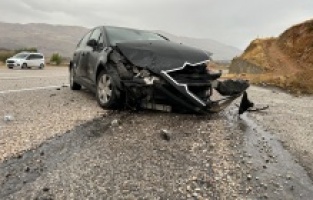 İki otomobil çarpıştı: 2 yaralı