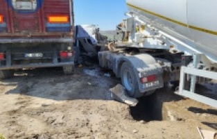 Kum yüklü kamyon 2 tıra birden çarptı: 1 ölü, 1 yaralı