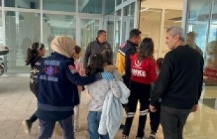 Yedikleri şekerden zehirlenen 15 öğrenci hastaneye kaldırıldı