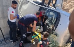 Otomobil inşaat boşluğuna düştü: 1 yaralı