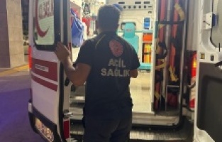 Kar temizlemek isteyen vatandaş çatıdan düştü