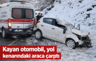 Kayan otomobil, yol kenarındaki araca çarptı