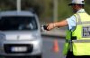 20 yıldır ehliyetsiz araç kullanan şahıs ilk kez polise yakalandı