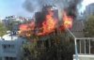 2 katlı evin çatı katında korkutan yangın