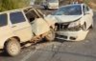 2 Otomobil çarpıştı