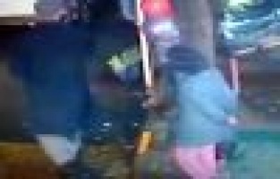 2 ŞAHIS, KÜÇÜK KIZA..!