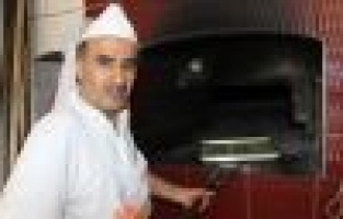 300 derecelik fırının karşısında çalışarak oruç tutuyorlar