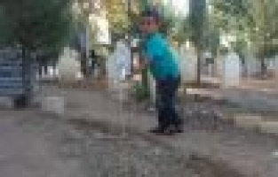 6 Yaşındaki Çocuk Mezarlık Sulayarak Para Kazanıyor