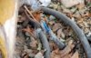 Açık Elektrik Kabloları Tehlike Saçıyor