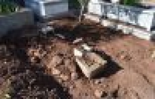 Acılı aile bebeklerini mezarında bulamadı