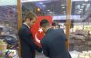 Adıyaman Ülkü Ocakları esnaflara Türk Bayrağı dağıttı