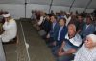 Adıyaman Valisi Erin Samsatlı depremzedelerle çadırda teravih kıldı