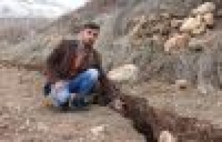 Adıyaman'da deprem sonrası oluşan dev çatlaklar korkutuyor