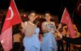 Adıyaman’da halk 7’den 70’e meydanlarda