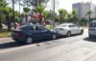 Adıyaman’da iki otomobil çarpıştı