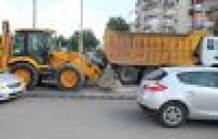 ADIYAMAN'DA İŞ MAKİNELERİ ÇARPIŞTI