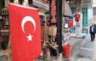 Adıyaman’da iş yerleri Türk bayrakları ile donatıldı