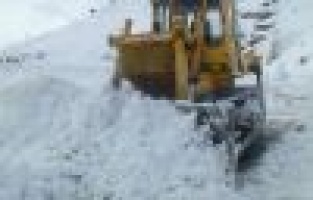 ADIYAMAN’DA KAR YOLLARI KAPATTI